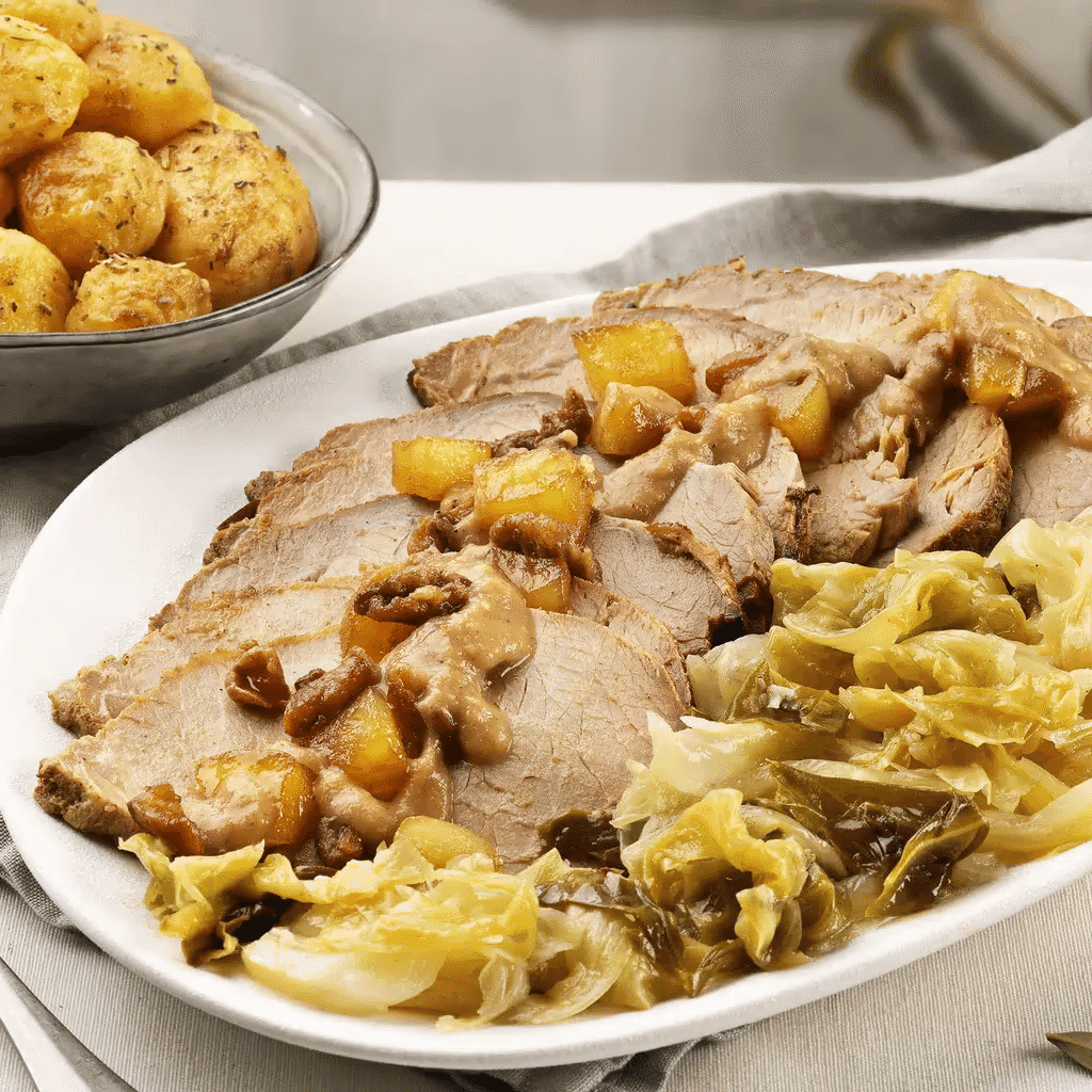 Lombo de Porco com Maçã Caramelizada, Batata Assada e Couve Salteada (entregas para a Páscoa) - COZINHA CONTINENTE